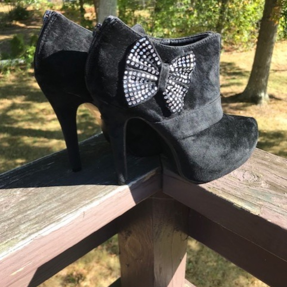Delicacy Women’s Sz 8.5 Black Faux Suede Ankle Bootie’s With Bow Details